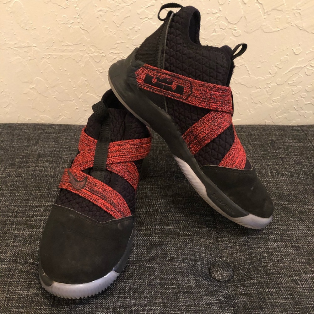 Nike Lebron James Soldier 12 Black/Red Boys Sz1.5Y